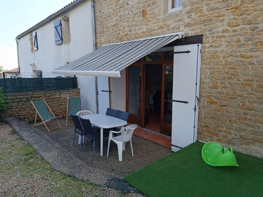 Charmante Maison En Pierres Sainte-Radégonde-des-Noyers Exteriör bild