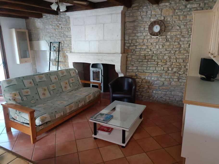 Charmante Maison En Pierres Sainte-Radégonde-des-Noyers Exteriör bild