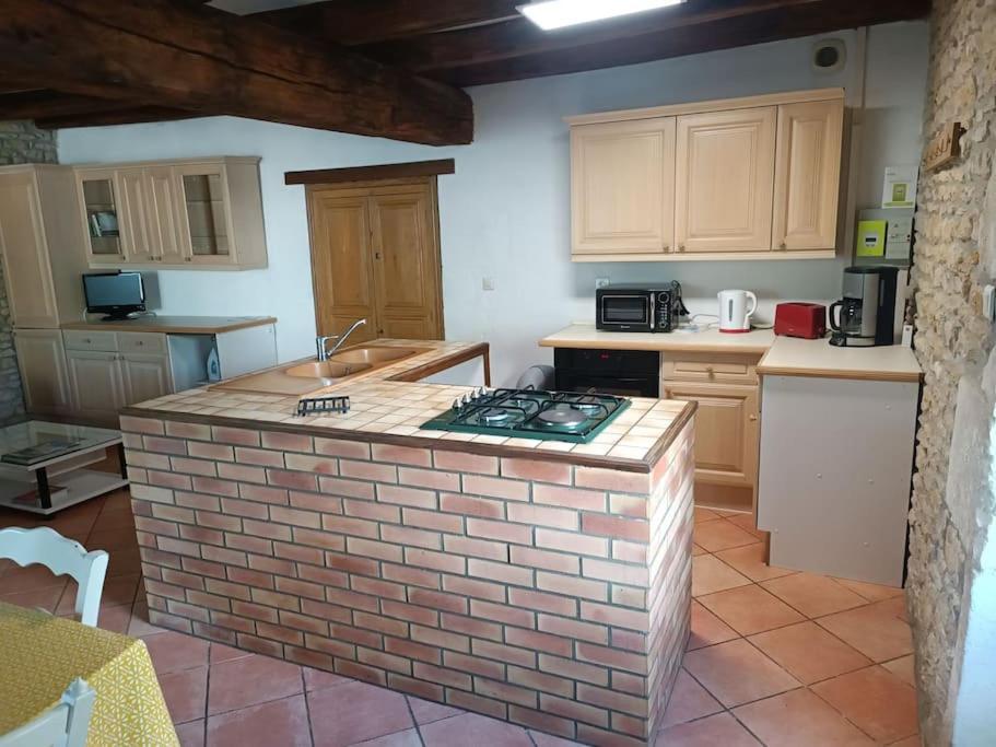 Charmante Maison En Pierres Sainte-Radégonde-des-Noyers Exteriör bild