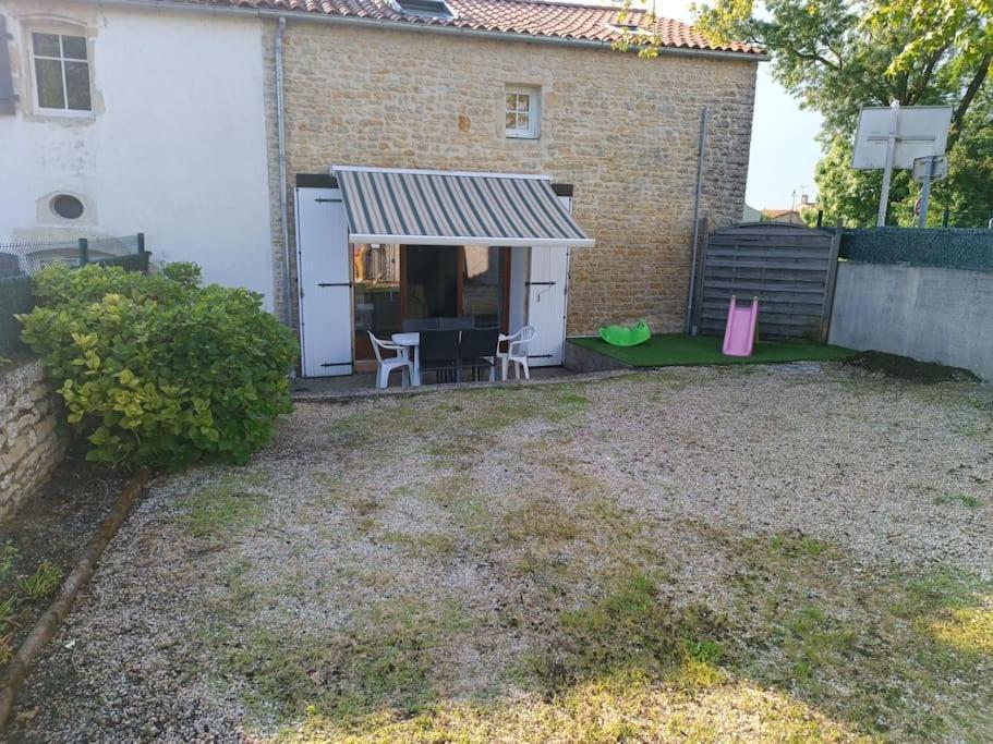 Charmante Maison En Pierres Sainte-Radégonde-des-Noyers Exteriör bild