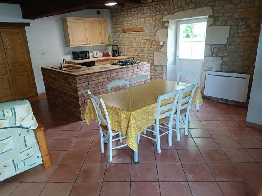 Charmante Maison En Pierres Sainte-Radégonde-des-Noyers Exteriör bild