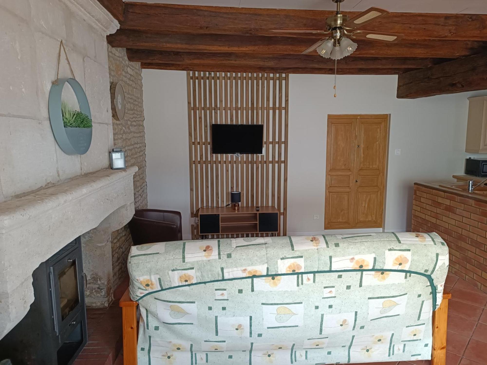Charmante Maison En Pierres Sainte-Radégonde-des-Noyers Exteriör bild